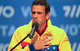 El candidato opositor venezolano Henrique Capriles reconoce derrota y felicita a Chávez por su reelección en Venezuela
