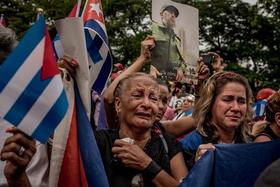 Cubanos contemplaron el paso de las cenizas de Fidel Castro por Santa Clara en diciembre de 2016