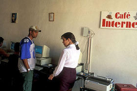 Cybercafé. Las conexiones a Internet en Cuba son difíciles y lentas, incluso en los hoteles, donde por supuesto el servicio se paga en c.u.c.