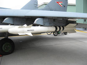 El R-73 (AA-11 Archer según clasificación de la OTAN) es un misil aire-aire de corto alcance capaz de destruir objetivos en alturas de entre cinco y 20.000 metros que vuelan con una velocidad de hasta 2.500 kilómetros por hora