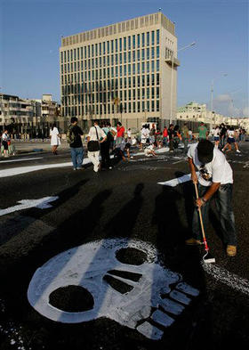 Estudiantes protestan contra 'el terrorismo' de Estados Unidos, frente a la Oficina de Intereses de ese país en La Habana, el 12 de mayo de 2009. (AP)