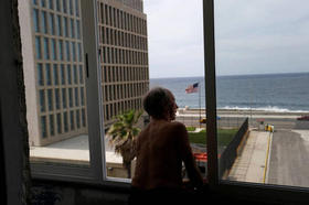 Un hombre mira por la ventana, con vistas a la Embajada de EEUU en La Habana, en junio de 2017