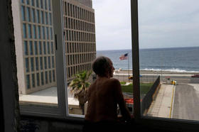Un hombre mira por la ventana, con vistas a la Embajada de EEUU en La Habana, en junio de 2017. Un hombre mira por la ventana, con vistas a la Embajada de EEUU en La Habana, en junio de 2017