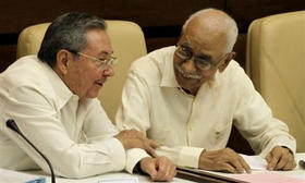 Raúl Castro y Juan Almeida Bosque. Asamblea Nacional del Poder Popular. La Habana, 21 de agosto de 2009. (AP)