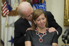 Apariencia y política: Joe Biden con Stephanie Carter, esposa del exsecretario de Defensa Ash Carter. Stephanie Carter ha declarado que no ocurrió nada inapropiado por parte de Biden