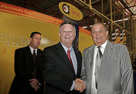 El gobernador de Nebraska, Dave Heineman, y Pedro Álvarez Borrego, en La Habana, en noviembre de 2008