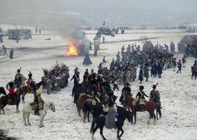 Los reconstructores napoleónicos se dedican a reproducir las batallas de las guerras napoleónicas, con una fidelidad absoluta en vestuarios, armas, etc. Aquí en Austerlitz, 2005