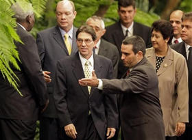 El nuevo canciller, Bruno Rodríguez Parrilla (centro), junto a otros funcionarios cubanos y dominicanos. (AP)