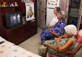 Cubanos observan el mensaje del presidente de la Conferencia de Obispos Católicos de Cuba, Dionisio García, quien se dirigió a la ciudadanía por la televisión estatal días antes de la visita del Papa Benedicto XVI a la Isla
