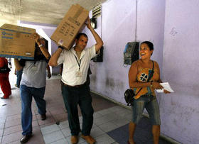 Cubanos luego de comprar una computadora, en esta foto de archivo