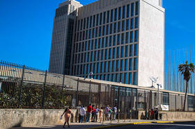 Cubanos esperan en fila para hacer trámites en la embajada de Estados Unidos en La Habana en esta foto de archivo