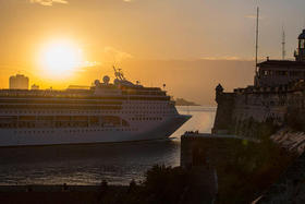 El crucero MSC Opera y el Castillo de El Morro, en la bahía de La Habana, en esta foto de archivo