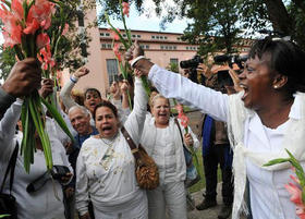 Berta Soler (d), esposa del opositor cubano Ángel Moya, grita consignas contra el Gobierno, acompañada por otras integrantes de las Damas de Blanco tras una misa en la iglesia de Santa Rita de La Habana, el domingo 13 de febrero