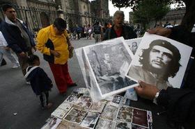 Venta de fotografías del Che Guevara en México.