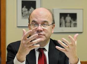 El senador James McGovern