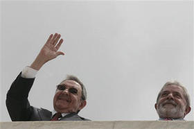 Raúl Castro y Lula da Silva, el 18 de diciembre en Brasilia. (AP)