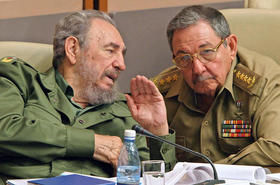 Fidel y Raúl Castro en esta foto de archivo