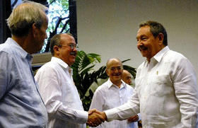 El presidente Raúl Castro saluda al nuevo Fiscal General de la República, Darío Delgado