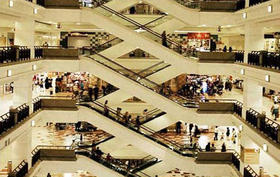 El Beijing Mall es considerado uno de los mayores centros comerciales del mundo. Tiene capacidad de estacionamiento para 8.000 vehículos, una playa artificial y muchos otros servicios. El Beijing Mall es considerado uno de los mayores centros comerciales del mundo. Tiene capacidad de estacionamiento para 8.000 vehículos, una playa artificial y muchos otros servicios