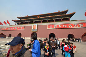 A la salida de la Ciudad Prohibida y rumbo a la Plaza de Tiananmén, en Pekín o Beijing. El retrato de Mao al fondo señala el lugar donde el líder comunista declaró el surgimiento de la República Popular China. (Foto: © Rui Ferreira)