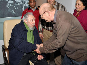 Miguel Barnet, presidente de la UNEAC, saluda a Fidel Castro en esta foto de archivo