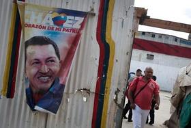 Cartel con la imagen de Hugo Chávez en una calle de Caracas