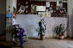 Un hombre duerme la siesta ante el mural de un CDR. La Habana, 18 de abril de 2009. (AP)