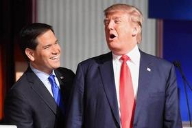 El senador Marco Rubio habla con el entonces candidato presidencial Donald Trump durante un receso del debate presidencial en Fox Business Network, en enero de 2016