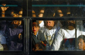 Santiagueros, a bordo de un ómnibus, en diciembre de 2008. (REUTERS)