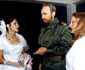 Idalmis Menéndez, Fidel Castro y Dalia Soto del Valle, durante la boda de la primera en La Habana. (EL MUNDO)