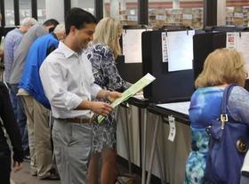 El entonces candidato al Congreso, Carlos Curbelo, durante la votación anticipada en Miami, en noviembre de 2014