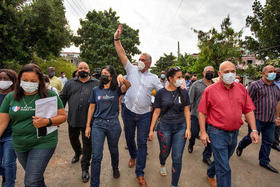 El presidente cubano Miguel Díaz-Canel, al centro, durante un recorrido por el barrio La Timba en La Habana, en esta foto de archivo