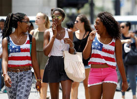 Jóvenes caminando por una calle de La Habana,14 de abril de 2016. Jóvenes caminando por una calle de La Habana,14 de abril de 2016