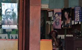 Una tienda adornada con carteles de Fidel y Chávez, el 20 de julio de 2011, en La Habana (Cuba), un día antes de cumplirse 5 años de la renuncia de Fidel Castro y de que su hermano, el general Raúl Castro asumiera el poder