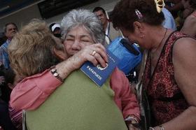 Cubanos que viven separados, en Estados Unidos y la Isla, se abrazan durante un encuentro familiar