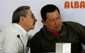 Raúl Castro y Hugo Chávez, durante la Cumbre del ALBA en Cumana, Venezuela, el 17 de abril de 2009. (AP)