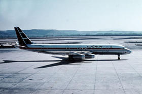 El DC-8-43 CU-T1201 en Madrid, hacia mayo de 1976