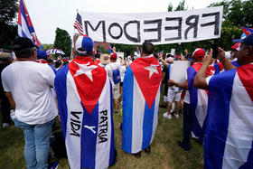 Manifestantes anticastristas protestan frente a la Casa Blanca en Washington, DC, el lunes 26 de julio de 2021