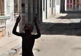 Un niño jugando en La Habana, en esta foto de archivo