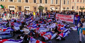 Manifestantes cubanos en Roma