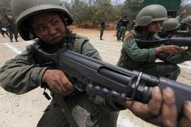 Un soldado venezolano, con arma pero sin municiones, se prepara para la guerra