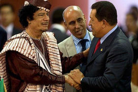 Muamar el Gadafi (i) y el presidente venezolano Hugo Chávez (d)