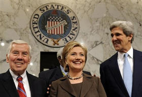 La secretaria de Estado norteamericana, Hillary Clinton (centro), junto a los senadores Richard Lugar y John Kerry. (AP)