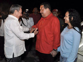 El gobernante cubano Raúl Castro (i) recibe al mandatario de Venezuela, Hugo Chávez (c), a su llegada a Cuba el sábado 16 de julio