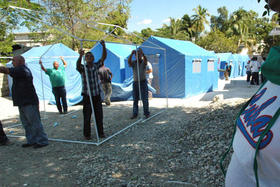 Médicos cubanos en el hospital Saint Michel Jacmel, del departamento Sudeste en Haití, montando un hospital cubano de campaña, en esta imagen de archivo. (Foto: AIN)