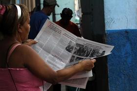 Leyendo el periódico Granma