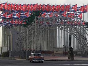 Banderas cubanas a un costado del edificio de la Sección de Intereses de Estados Unidos en La Habana, en esta foto de archivo
