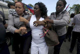 Berta Soler conducida por dos mujeres policía