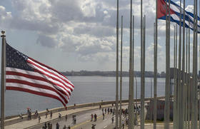 Banderas de Estados Unidos y Cuba en el exterior de la embajada estadounidense en La Habana, Cuba, el 14 de agosto de 2015