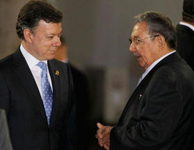 El gobernante cubano Raúl Castro (derecha) habla con el presidente colombiano Juan Manuel Santos, luego de la foto de grupo de la reunión de la Comunidad para los Estados de Latinoamérica y Caribeños (CELAC) celebrada en Caracas, Venezuela, en diciembre de 2011